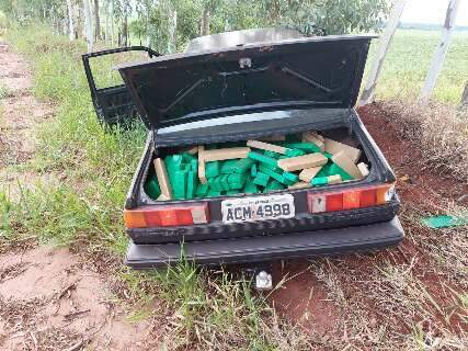 Durante persegui&ccedil;&atilde;o, dupla bate carro e acaba presa com R$ 620 mil em maconha