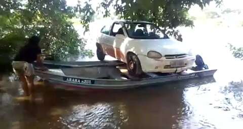 Cheia no Taquari faz ribeirinho rodar 2 km com carro sobre barcos