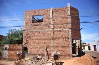 Obra onde pedreiro foi eletrocutado enquanto trabalhava, no Bairro Moreninhas. (Foto: Paulo Francis)