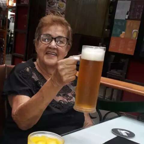 Avó deixa todo mundo no chinelo e chega aos 71 anos bebendo cerveja