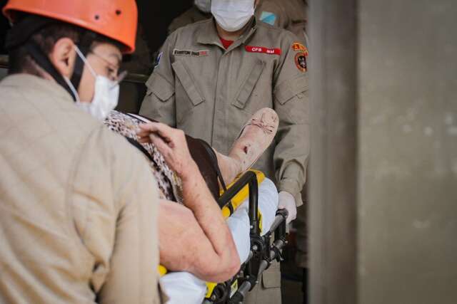 Idosa prensada por elevador far&aacute; tratamento ap&oacute;s trauma na coluna 