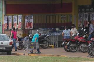 Comércio na região central de Ribas do Rio Pardo (Foto: Marcos Maluf)