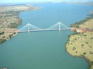 Ponte Tancredo de Almeida Neves sobre Rio Paranaíba. (Foto: Divulgação)