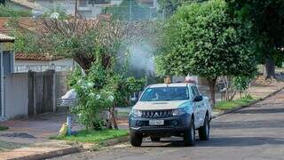 Veículo aplicando fumacê em bairros de Campo Grande. (Foto: Divulgação/Sesau)