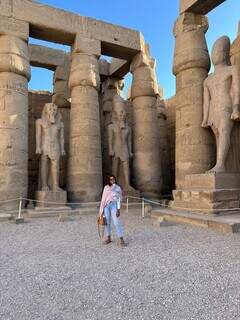 Daniele Flores no Templo de Karnak, uma obra do período antes de Jesus Cristo, considerada um dos principais cartões postais do Egito (Foto: Arquivo pessoal)