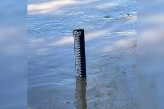 De ontem para hoje, o rio baixou 61 cm. (Foto: Defesa Civil de Coxim)