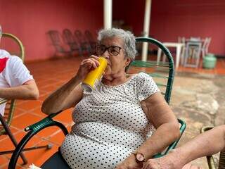 Ontem, aos 71 anos, ela ficou do ladinho da família e com a cervejinha na mão. (Foto: Isabelly Melo)
