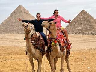 A terenense Daniele Flores, com o namorado Murilo Malta, durante o passeio de camelo pelas pirâmides egípcias em dezembro de 2021(Foto: Arquivo pessoal)