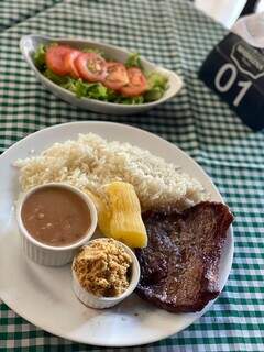 Steak Angus é alternativa para quem não quer almoçar comendo espetinhos (Foto: Chopperia Madalena)