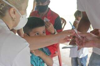 Criança sendo vacinada contra covid-19 na Aldeia Marçal de Souza. (Foto: Marcos Maluf) 