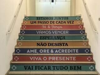 Decoração em escada foi maneira que hospital encontrou de motivar pacientes, familiares e funcionários. (Foto: Bruna Marques)