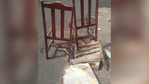 Moradores usam até cadeira para tapar buraco em rua no Estrela Dalva 
