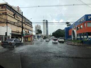 Chuva registrada na Rua Antônio Maria Coelho com 25 de dezembro, região central da Capital. (Foto: Direto das Ruas)