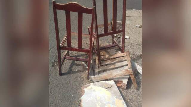 Moradores usam at&eacute; cadeira para tapar buraco em rua no Estrela Dalva 
