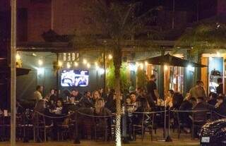 Bar em Campo Grande lotado durante o periódo de pandemia. (Foto: Arquivo/Campo Grande News)