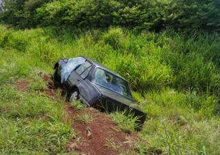 Fam&iacute;lia sai ilesa ap&oacute;s ve&iacute;culo sair da pista e cair em ribanceira 