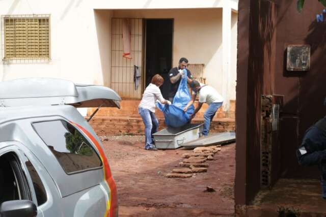Vizinhos ouvem gritos e mulher &eacute; encontrada morta dentro de quarto