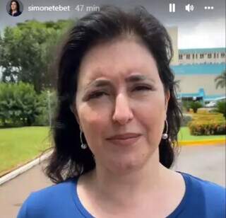 Reprodução do vídeo na rede social da senadora Simone Tebet (MDB), com a mensagem de compromisso com a saúde pública em frente a Santa Casa de Campo Grande. (Foto: Reprodução)