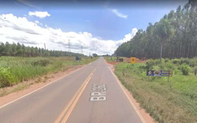 Caminhoneiro morre ao bater na traseira de carreta bitrem na BR-262