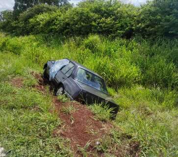 Fam&iacute;lia sai ilesa ap&oacute;s ve&iacute;culo sair da pista e cair em ribanceira 