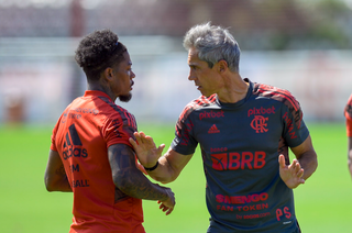 Marinho e Paulo Sousa conversam em treino do Flamengo (Foto: Divulgação)