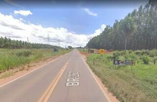 Caminhoneiro morre ao bater na traseira de carreta bitrem na BR-262