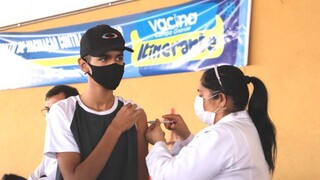 Adolescente recebe dose da vacina contra covid na Capital. (Foto: PMCG)