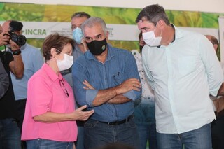 Ministra da Agricultura, Tereza Cristina conversando com o governador Reinaldo Azambuja (PSDB) e o secretário de Estado de Infraestrutura, Eduardo Riedel. (Foto: MAPA)