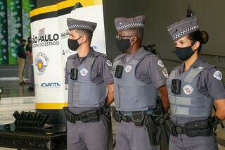 Policiais militares de São Paulo com as câmeras acopladas no colete à prova de balas. (Foto: Governo de SP)