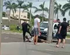 Em abordagem, PM &eacute; flagrado pisando em pesco&ccedil;o e chutando homem 