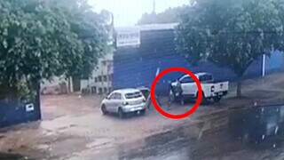 Imagem de câmera de segurança mostra o momento em que a mulher foi levada pelos bandidos (Foto: reprodução / vídeo)