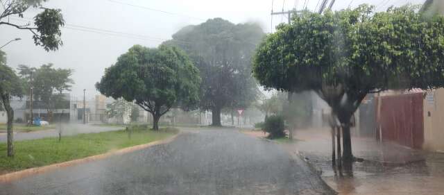 Pancadas de chuva atingem bairros das regi&otilde;es norte e sul da Capital 