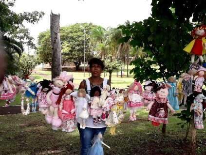 Com apoio do filho autista e uma mão, Lúcia vence fazendo bonecas