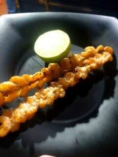 Espetinho de camarão vendido no trailer de Augusto custa R$ 7.00. (Foto: Marlova Mioto)