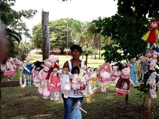 Primeira vez que Lúcia participou de uma exposição com suas bonecas (Foto: Arquivo pessoal)