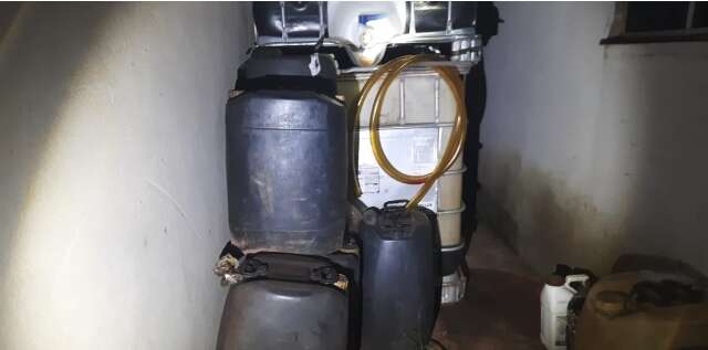 Homem &eacute; preso por armazenar e vender &oacute;leo diesel no quintal de casa