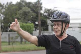 Natálio Malaquias, de 72 anos, argumenta que ciclovia é essencial na região. (Foto: Marcos Maluf)