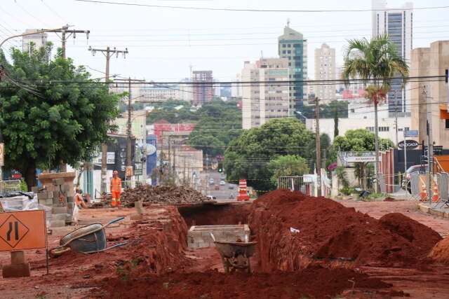Na Rui Barbosa, cratera &eacute; aberta para obra que preocupa comerciantes