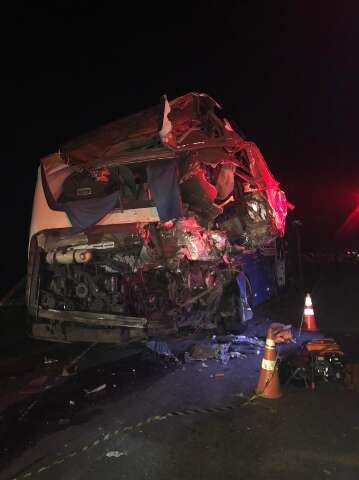 Carreta atinge &ocirc;nibus parado em rodovia e mata 4 