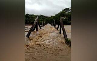 Ponte sobre o Rio Coxim, que encontra o Rio Taquari, ficou submersa na semana passada. (Foto: Arquivo)
