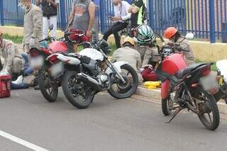 Três das motos envolvidas em colisão. (Foto: Marcos Maluf)