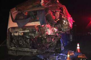 Traseira de ônibus depois de colisão em rodovia. (Foto: Cenário MS)