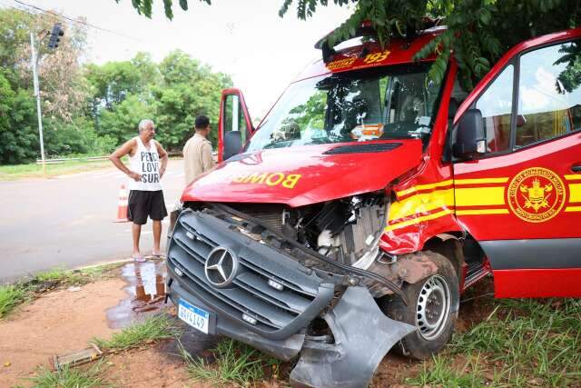 Motorista avan&ccedil;a sinal vermelho e causa acidente com ambul&acirc;ncia