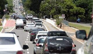 Veículos no trânsito de Campo Grande. (Foto: Saul Scharam | Governo de MS)