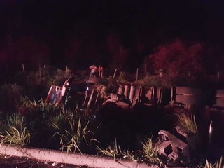 Carreta tombou em cima de passageiros. (Foto: Direto das Ruas)