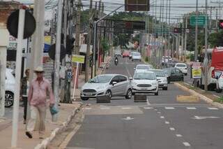 Por causa do acidente, quadra foi fechada e motoristas acessaram a Rua Caetés. (Foto: Marcos Maluf)