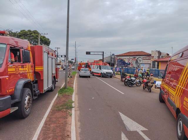 Acidente envolvendo 6 ve&iacute;culos deixa tr&ecirc;s feridos e interdita quadra 