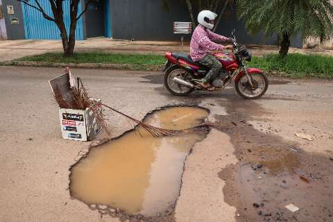 Chuvarada transforma buracos em crateras em bairros da Capital