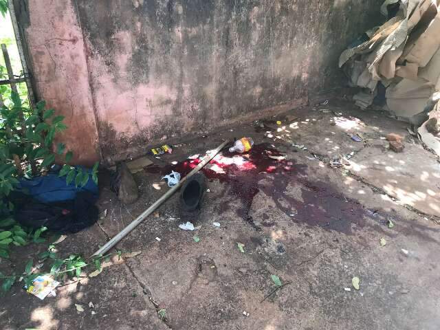 Morador de rua &eacute; ferido com caco de vidro durante briga 
