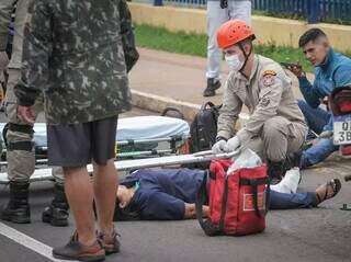 Uma das vítimas durante atendimento dos bombeiros. (Foto: Marcos Maluf)